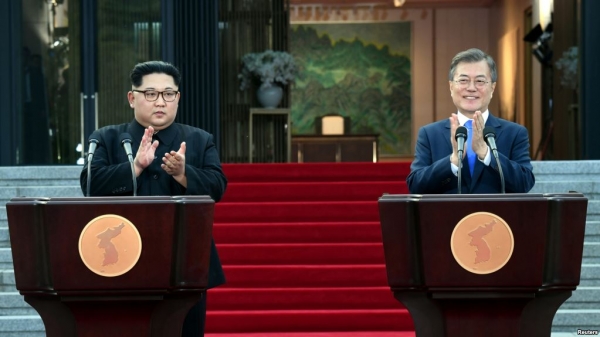 문재인 한국 대통령과 김정은 북한 국무위원장이 27일 정상회담에서 채택한 '판문점 공동 선언문'을 발표하고 있다.