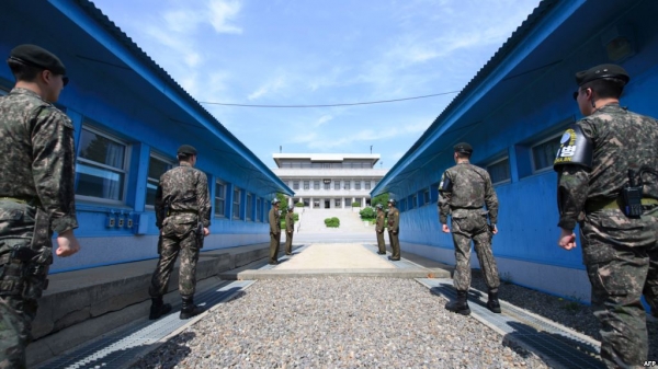 판문점에서 남북한 국인들이 마주 서 있다.