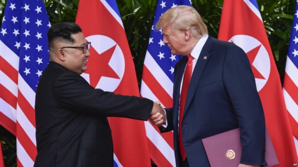 도널드 트럼프 미국 대통령(오른쪽)과 김정은 북한 국무위원장이 지난 6월 12일 싱가포르 카펠라 호텔에서 미북정상회담을 마친 후 악수하고 있다.