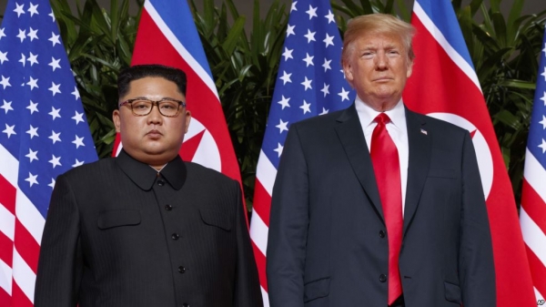 도널드 트럼프 미국 대통령과 김정은 북한 국무위원장이 지난 6월 싱가포르에서 열린 첫 미-북 정상회담에서 나란히 서있다.
