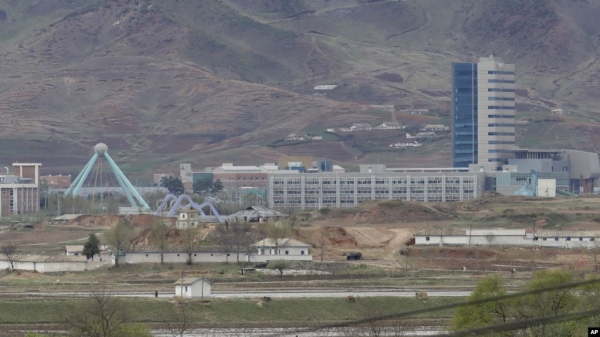 지난해 4월 한국 최북단에 위치한 대성동 자유의 마을에서 바라본 북한 개성공단 일대. 북한은 31일 금강관 관광과 개성공단 재개를 한국 정부에 촉구했다.