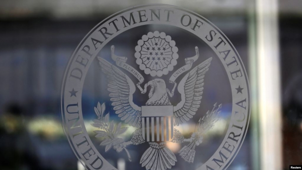 미국 워싱턴 국무부 건물 입구 유리문에 새겨진 국무부 문장.
