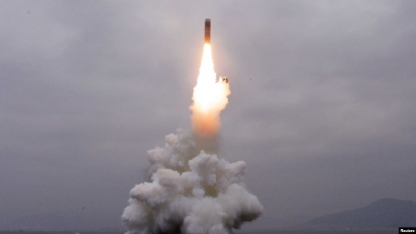북한은 2일 오전 동해 원산만 수역에서 신형 잠수한탄도미사일(SLBM) '북극성-3형' 시험발사에 성공했다면서 사진을 공개했다.