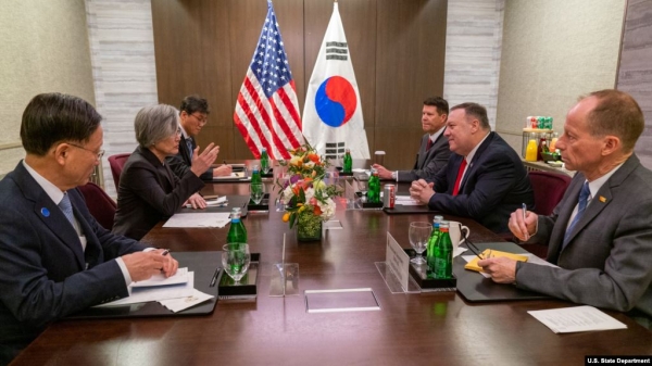 마이크 폼페오 미국 국무장관과 강경화 한국 외교장관이 14일 미국 캘리포니아주 팔로알토에서 회담했다.