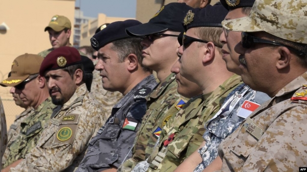 지난해 11월 바레인 수도 마나마에서 국제해양안보구상(IMSC) 참가국 군인들이 발대식에 참석했다.