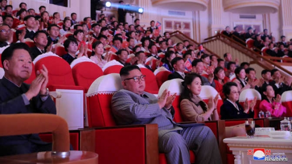 김정은 북한 국무위원장 부부와 김경희 전 노동당 비서가 설을 맞아 25일 평양 삼지연극장에서 기념공연을 관람했다.
