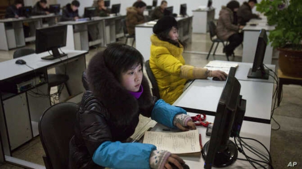 평양 인민대학습당에서 컴퓨터를 사용하는 여성. 북한의 일반 주민들은 인터넷 접속은 불가능하며 외부와 차단된 인트라넷에만 접속할 수 있다.