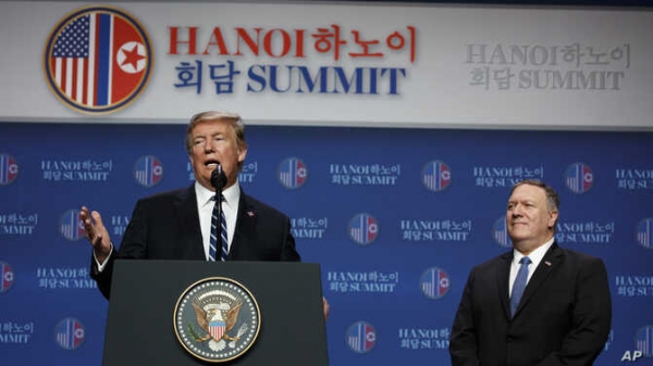 도널드 트럼프 미국 대통령과 마이크 폼페오 국무장관이 지난해 2월 베트남 하노이에서 2차 미-북 정상회담을 마친 후 기자회견을 했다.