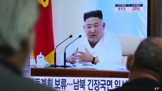 지난 6월 한국 서울역 대기실에 설치된 TV화면에 북한 관련 뉴스가 나오고 있다.