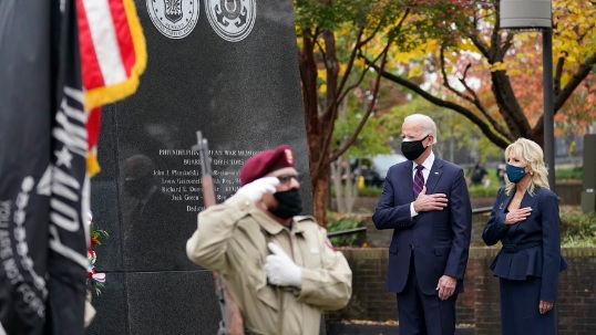 민주당의 조 바이든 전 부통령이 11일 부인 질 바이든 여사와 함께 필라델피아 한국전 참전 기념비를 찾아 헌화했다.