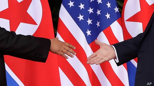 지난 2018년 6월 싱가포르에서 열린 1차 미-북 정상회담에서 도널드 트럼프 미국 대통령(오른쪽)과 김정일 북한 국무위원장이 악수하고 있다.