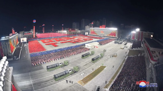 북한이 14일 평양 김일성광장에서 열린 노동당 제8차 대회 기념 열병식에서 ‘북극성-5ㅅ(시옷)’이라고 적힌 신형 잠수함발사탄도미사일(SLBM)을 공개했다.