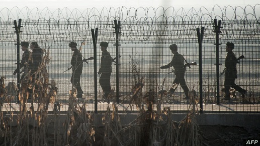 중국 단둥에서 바라본 북한 신의주의 국경 철책을 따라 군인들이 순찰하고 있다. (자료사진)