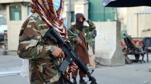 20일 아프가니스탄 수도 카불에서 무장한 탈레반 대원들이 도심에 검문소를 설치했다.