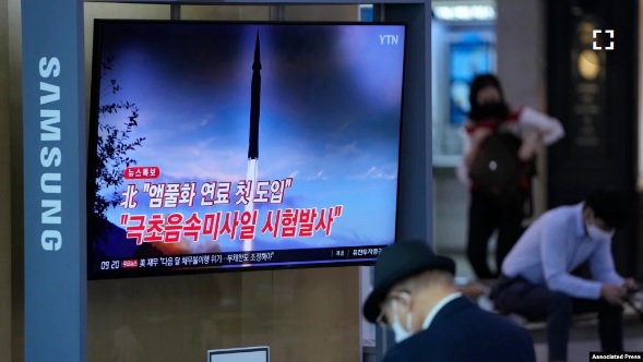 29일 한국 서울역에 설치된 TV에서 북한 미사일 관련 보도가 나오고 있다.
