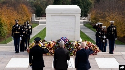 조 바이든 미국 대통령(오른쪽)이 11일 미국 '재향군인의 날(Veterans Day)'를 맞아 알링턴 국립묘지 내 무명용사의 묘를 참배했다. 데니스 맥도너 재향군인부 장관(가운데)과 앨런 페핀 수도권합동태스크포스 및 워싱턴군사지구 사령관도 함께 참배했다.