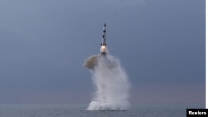 북한이 지난 10월 신형 잠수함발사탄도미사일(SLBM) 시험 발사에 성공했다며 관영매체를 통해 사진을 공개했다.