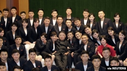 김정은(가운데) 북한 국무위원장이 지난해 7월 중요 예술단체 창작가와 예술인들에게 공화국 명예 칭호와 훈장을 수여한 뒤 기념촬영하고 있다.