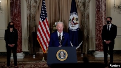 조 바이든 미국 대통령이 지난해 3월 워싱턴 국무부 청사에서 미국 정부의 외교정책에 관해 연설했다. 카멀라 해리스 부통령(왼쪽)과 토니 블링컨 국무장관(오른쪽)이 배석했다.