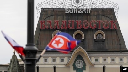 지난 2019년 4월 러시아 블라디보스토크 기차역 주변에 김정은 북한 국무위원장 방문에 맞춰 양국 국기가 걸려있다.