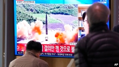 지난달 24일 한국 서울역에 설치된 TV에서 북한 미사일 발사 관련 뉴스가 나오고 있다.