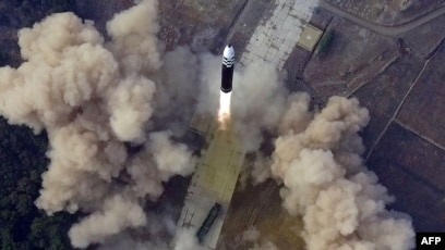 북한이 지난 3월 신형 대륙간탄도미사일(ICBM) 화성 17형을 시험 발사했다며 사진을 공개했다.