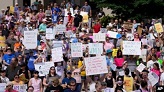 25일 미국 인디애나주 임신 중절 권리 옹호론자들이 전날 나온 연방대법원의 '로 대 웨이드' 판례 폐지 결정에 항의하고 있다.​