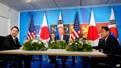 조 바이든 미국 대통령(가운데)과 윤석열 한국 대통령(왼쪽), 기시다 후미오 일본 총리가 29일 나토(NATO∙북대서양조약기구) 정상회의가 열리고 있는 스페인 마드리드에서 회담했다.​