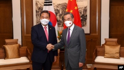 박진 한국 외교장관(왼쪽)과 왕이 중국 외교담당 국무위원 겸 외교부장 9일 중국 칭다오에서 회담했다.