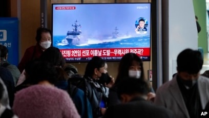 24일 한국 서울역 내 TV에서 북한 선박의 서해 북방한계선(NLL) 침범에 따른 한국군의 경고 사격과 북한군의 위협 사격 소식이 방송되고 있다.