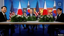 조 바이든 미국 대통령(가운데)과 윤석열 한국 대통령(왼쪽), 기시다 후미오 일본 총리가 지난 6월 나토(NATO∙북대서양조약기구) 정상회의가 열린 스페인 마드리드에서 회담했다.