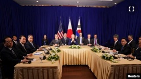 조 바이든 대통령과 윤석열 한국 대통령, 기시다 후미오 일본 총리가 13일 캄보디아 수도 프놈펜에서 3국 정상회담을 개최했다.