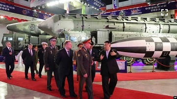 지난달 26일 김정일 북한 국무위원장이 방북 중인 세르게이 쇼이구 러시아 국방장관과 함께 평양에서 열린 '무장장비전시회'를 방문했다.