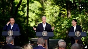 조 바이든 미국 대통령과 윤석열 한국 대통령, 기시다 후미오 일본 총리가 지난달 18일 캠프 데이비드에서 정상회의에 이어 공동회견을 했다.