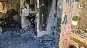 하마스의 공격을 받은 크파르 아자 마을의 한 주택. 총격을 받은 뒤 불에 탄 흔적을 볼 수 있다.
