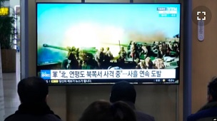 7일 한국 서울역에 설치된 TV에서 북한의 서해상 포사격에 관한 뉴스가 나오고 있다.