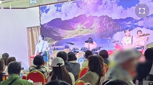 라오스 수도 비엔티엔의 북한 식당 '백두-한나관' 종업원들이 공연을 하고 있다.