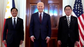 11일 워싱턴 백악관 이스트룸에서 열린 3국 정상 회담에 앞서 조 바이든 미국 대통령(가운데)이 페르디난드 마르코스 필리핀 대통령(왼쪽), 기시다 후미오 일본 총리가 포즈를 취했다.